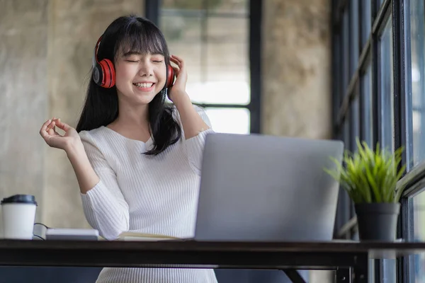 Femme Asiatique Portant Des Écouteurs Écoutant Musique Sur Ordinateur Portable — Photo