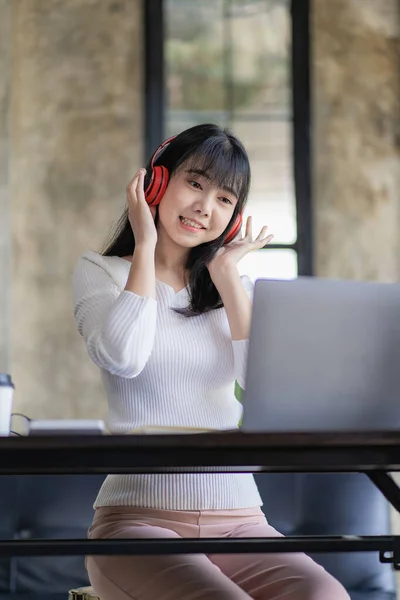 Femme Asiatique Portant Des Écouteurs Écoutant Musique Sur Ordinateur Portable — Photo