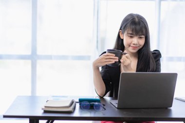 Dizüstü bilgisayarla çalışan Asyalı iş kadını, hesapla, analiz et, genç kadın, mali danışman, istatistiksel rapor hazırla, belgeleri incele, ofisteki mali tablolara bak.