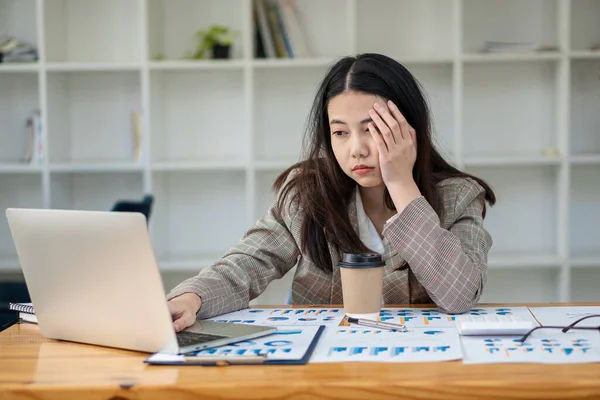 Mulher Negócios Asiática Trabalhando Com Computador Portátil Calcular Analisar Jovem — Fotografia de Stock