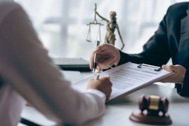 Çekiç, yargıç, avukat, işadamı, terazi, adalet tanrısı, dizüstü bilgisayar masada, hukuk danışmanı konsepti yargıç ve adalet avukatları büro geçmişinde takım toplantısı yapıyorlar.