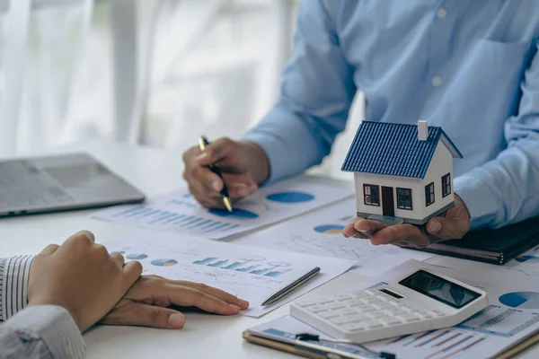 Immobilienmakler Und Kunde Diskutieren Über Den Immobilienkaufvertrag Versicherung Oder Immobilienkredit — Stockfoto
