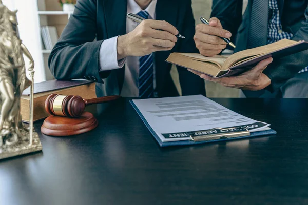 Młot Sędzia Prawnik Biznesmen Łuski Bóg Sprawiedliwości Notatnik Laptopa Stole — Zdjęcie stockowe