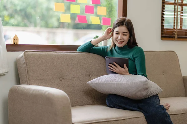 Femme Asiatique Souriante Utilisant Une Tablette Assise Sur Canapé Travaillant — Photo