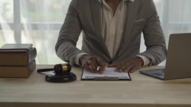 Avukatlık bürosunun hukuk danışmanı ve adalet hakkındaki fikirler. İş avukatları müvekkillerine yardım etmek için mahkemelerde hukuki konular üzerinde çalışırlar..