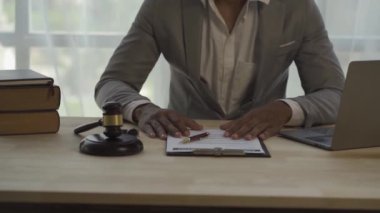 Avukatlık bürosunun hukuk danışmanı ve adalet hakkındaki fikirler. İş avukatları müvekkillerine yardım etmek için mahkemelerde hukuki konular üzerinde çalışırlar..