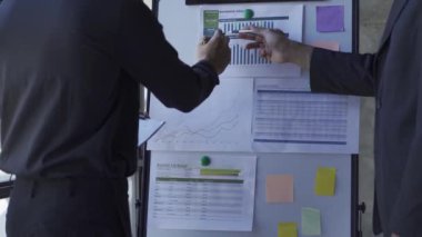 Toplantıdaki iş ekibi mali raporlarla çalışan mali tablolar ve grafikleri tartışıyor. Yatırım için bir iş planından bahset. 4k analitik kavramı