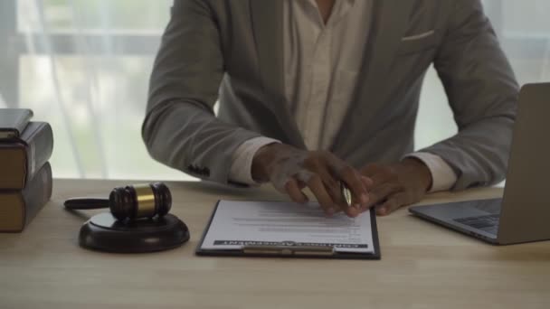 Avukatlık Bürosunun Hukuk Danışmanı Adalet Hakkındaki Fikirler Avukatları Müvekkillerine Yardım — Stok video