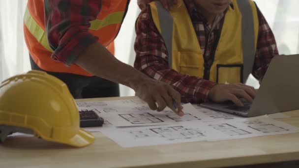 Dois Arquitetos Caucasianos Trabalhando Projeto Escritório Designer Olhando Para Planos — Vídeo de Stock
