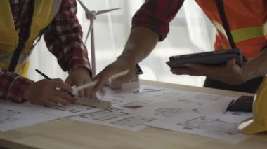 Mimarlar, mühendisler, alternatif enerji rüzgar türbini kurulum planlama planları, toplantı odasında rüzgar enerjisi üretimi ve rüzgar türbini kurulumunu tartışmak üzere toplantı.