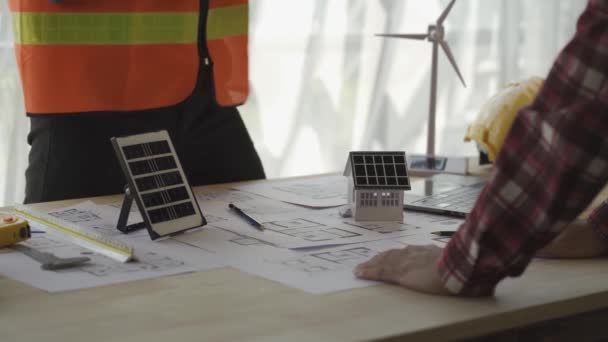 Architekti Inženýři Plány Pro Plánování Instalace Alternativních Energetických Větrných Turbín — Stock video