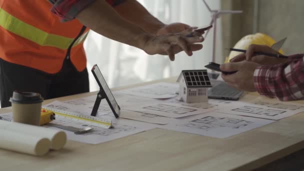 Arkitekter Ingenjörer Ritningar För Installation Alternativa Energiturbiner Möte För Att — Stockvideo