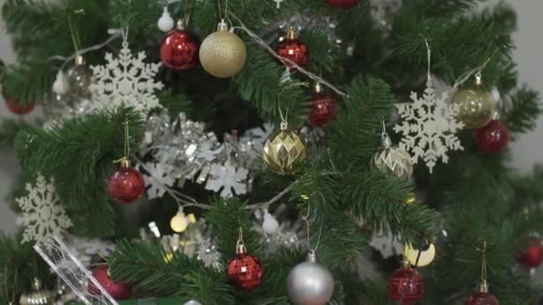 Árbol Navidad Con Decoraciones Luces Guirnalda Navidad Colorida Árbol Bola — Vídeos de Stock