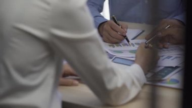 İş adamlarıyla iş finans ve yatırım grafiklerini analiz etmek ve şirketin pazarlama büyüme stratejisini tartışmak.