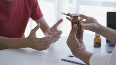 Asyalı doktorlar ve hastalar prostat testinden geçiyor. Bir erkek doktora danışıyor, prostat kanseri, erken boşalma, ereksiyon bozukluğu...