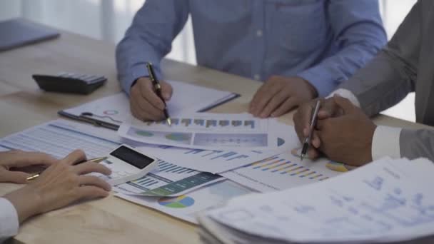 Incontrare Uomini Affari Analizzando Business Finance Grafici Investimento Discutere Strategia — Video Stock