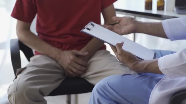 Aziatische Artsen Patiënten Ondergaan Prostaattesten Een Man Raadpleegt Een Arts — Stockvideo