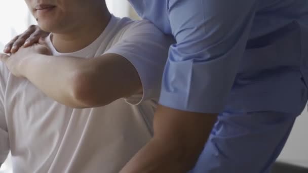 Nuori Mies Tekee Fysioterapiaa Kouluttajan Kanssa Fysioterapia Vammojen Kuntoutus Fysioterapian — kuvapankkivideo
