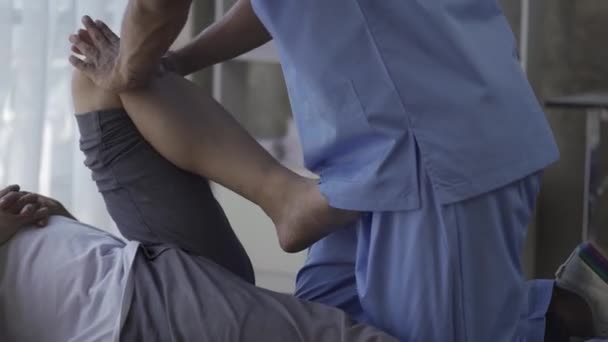 Jovem Fazendo Fisioterapia Com Treinador Fisioterapia Reabilitação Lesões Com Fisioterapeuta — Vídeo de Stock