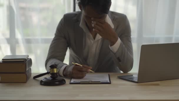 Ofis Hukukunda Çalışan Erkek Avukat Tavsiye Adalet Hukuki Konsepti Tahta — Stok video