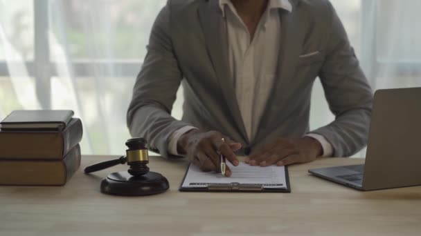 사무실에서 일하는 변호사 과법률 위에서 재판하는 — 비디오