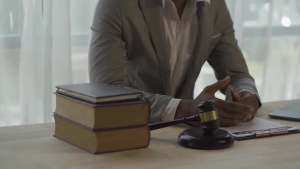 オフィスで働く男性弁護士法律 アドバイス 正義法的概念 木製のテーブルと弁護士の法廷で男性裁判官 — ストック動画