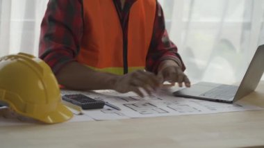 Mimar ve ustabaşı inşaat alanının planlarına bakıyor ve inşaatı planlıyor. Mühendisler çözüm üretmek için beyin fırtınası yapıyor. Başarılı bir geliştirme stratejisi planla.