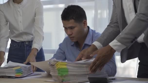 Pracovník Mužské Kanceláře Hromadách Papírových Složek Který Hledá Informace Jeho — Stock video