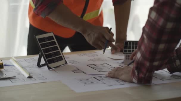 Ingeniero Asiático Capataz Líder Discute Una Granja Solar Doméstica Modelo — Vídeos de Stock