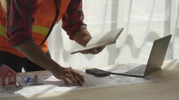 Mimar Ustabaşı Inşaat Alanının Planlarına Bakıyor Inşaatı Planlıyor Mühendisler Çözüm — Stok video