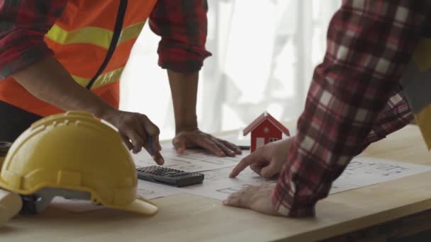 Mimar Ustabaşı Inşaat Alanının Planlarına Bakıyor Inşaatı Planlıyor Mühendisler Çözüm — Stok video