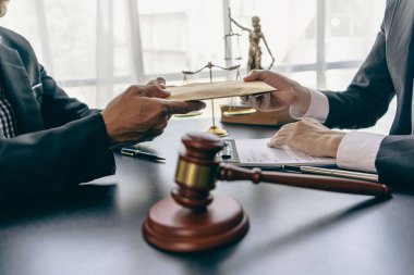 Avukat ya da iki işadamı zarf dağıtıyor. Kurumsal yolsuzluk için birlikte çalışan iki işadamı, yolsuzluk yasadışı ve ahlaksız, vergi ve hukuk hizmetleri ve yozlaşmış şirketler..