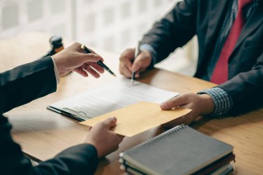 Avukat ya da iki işadamı zarf dağıtıyor. Kurumsal yolsuzluk için birlikte çalışan iki işadamı, yolsuzluk yasadışı ve ahlaksız, vergi ve hukuk hizmetleri ve yozlaşmış şirketler..