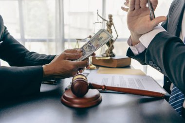 Avukatın müvekkilinden rüşvet almayı reddetmesini yakından incelemek anlaşmayı bozar Yargıç Gavel Brass hukuk firmasını teraziye bağlar.