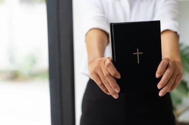 İncil 'i elinde tutan genç Hıristiyan kız evde İncil' i oku. İnanç, Ruhsal ve Din kavramı Barış, umut, dua