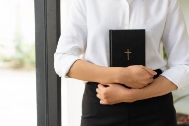 İncil 'i elinde tutan genç Hıristiyan kız evde İncil' i oku. İnanç, Ruhsal ve Din kavramı Barış, umut, dua