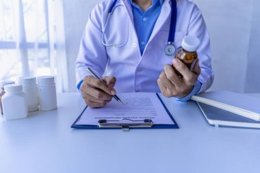 Doktor, klinikteki hastayla konuşuyor. Kadın hasta, hastane koltuğunda oturup doktorlara sağlık sorununu anlatıyor. Danışman konsepti.