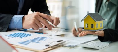 Emlak Komisyoncusu İş Dünyası, banka kredisinde finansal fikirleri sunmak için başlangıç projeleri analizi planıyla çalışıyor