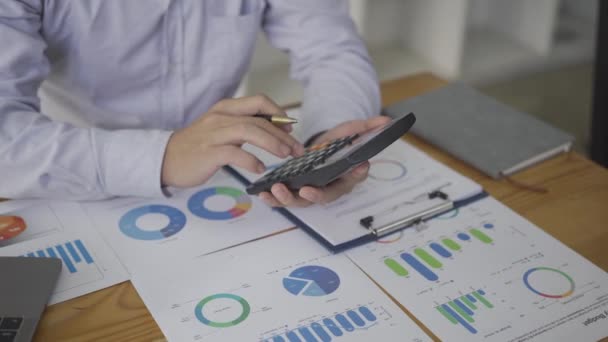 ビジネス関係者が財務データ事業戦略を分析財務アナリストがオフィスの図表やグラフを見て — ストック動画