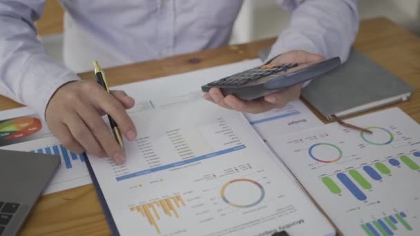 ビジネス関係者が財務データ事業戦略を分析財務アナリストがオフィスの図表やグラフを見て — ストック動画