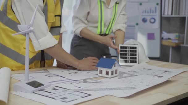 기술자들 사무실에 전지를 설치하고 에너지 터빈을 계획을 소개하 십시오 — 비디오
