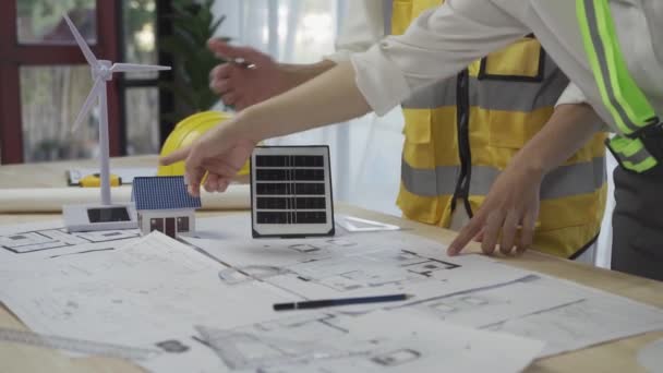 与工程师会面 介绍在办公室安装太阳能电池和可再生能源风力涡轮机的计划 — 图库视频影像