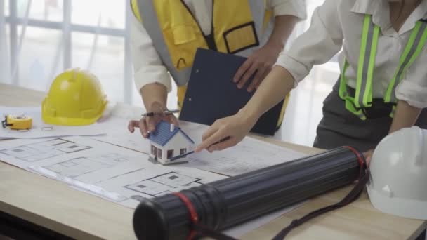 Equipo Ingenieros Trabajando Juntos Plan Planos Oficina Del Sitio Construcción — Vídeo de stock
