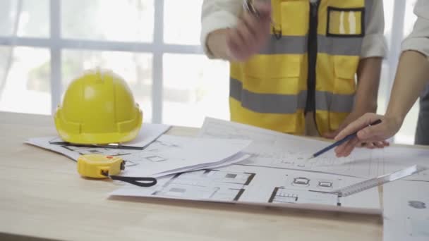 Zespół Inżynierów Pracujących Wspólnie Nad Planem Budowy Biurze Budowlanym Architekt — Wideo stockowe