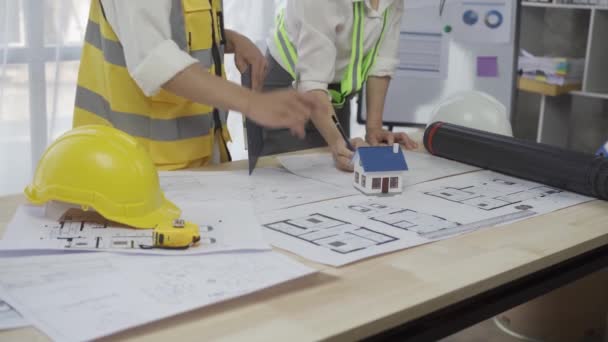 Team Ingenjörer Som Arbetar Tillsammans Med Ritning Plan Byggarbetsplatsen Kontor — Stockvideo