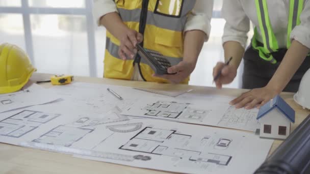 Zespół Inżynierów Pracujących Wspólnie Nad Planem Budowy Biurze Budowlanym Architekt — Wideo stockowe