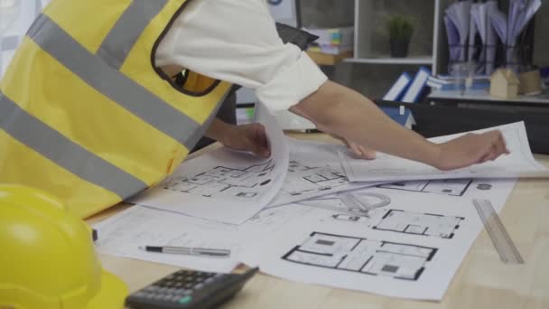 建設現場で設計図を作成するチーム 建設計画の詳細を説明する建築家 — ストック動画