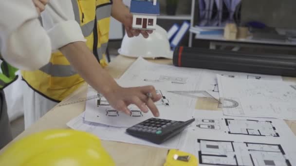 Nşaat Ofisinde Proje Planı Üzerinde Çalışan Mühendislerden Oluşan Bir Ekip — Stok video