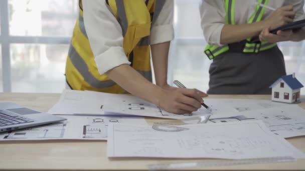 Equipe Engenheiros Trabalhando Juntos Plano Projeto Escritório Canteiro Obras Arquiteto — Vídeo de Stock