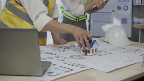 Nşaat Ofisinde Proje Planı Üzerinde Çalışan Mühendislerden Oluşan Bir Ekip — Stok video